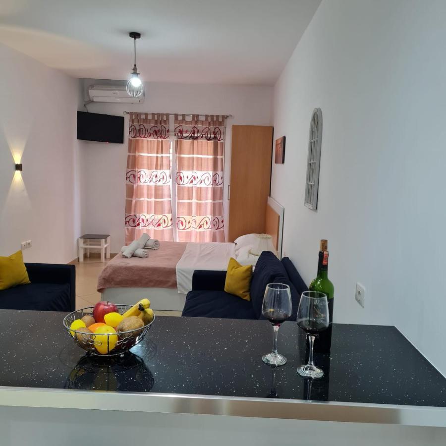Studio By The Beach - Vlore Bagian luar foto
